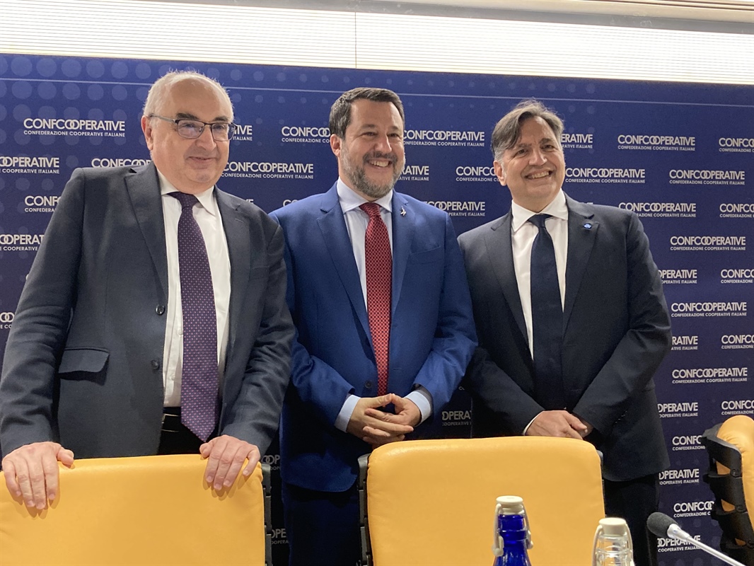 Appalti, Salvini: «Vere cooperative sono le migliori forme d'impresa»