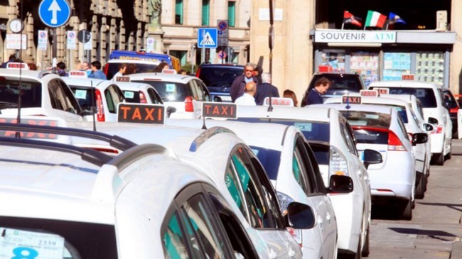 Taxi "No a interruzioni non autorizzate del servizio pubblico"