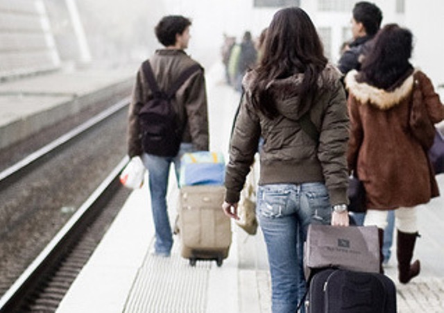 13525emigrazione-giovani Fuga dei cervelli Gen Z: i dati reali smontano la retorica e raccontano un’Italia che non funziona